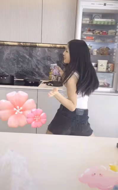 李湘一家英國生活優渥!王詩齡滿身奢侈品看歌劇,一雙美腿瘦成杆