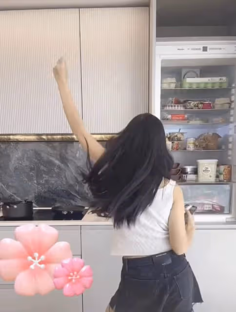 李湘一家英國生活優渥!王詩齡滿身奢侈品看歌劇,一雙美腿瘦成杆