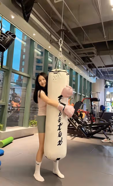 李湘一家英國生活優渥!王詩齡滿身奢侈品看歌劇,一雙美腿瘦成杆