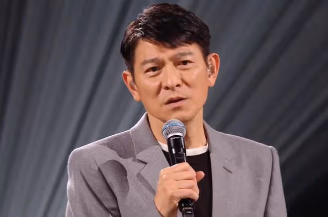 江蘇台一哥李好引爭議!主持劉德華演唱會尬聊搶話,專業能力遭批