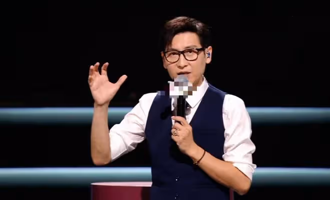 江蘇台一哥李好引爭議!主持劉德華演唱會尬聊搶話,專業能力遭批