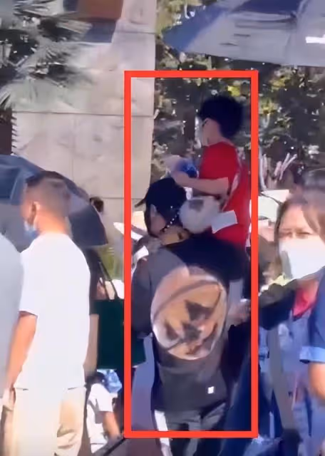 網友們在環球影城遇到黃曉明父子，把小海綿扛在肩上，父愛鋪天蓋地