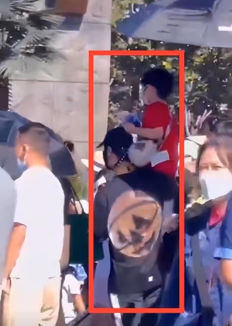 網友們在環球影城遇到黃曉明父子，把小海綿扛在肩上，父愛鋪天蓋地