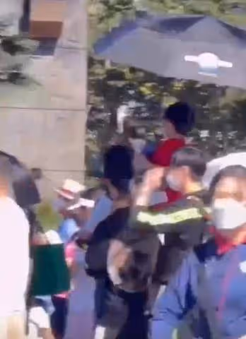網友們在環球影城遇到黃曉明父子，把小海綿扛在肩上，父愛鋪天蓋地