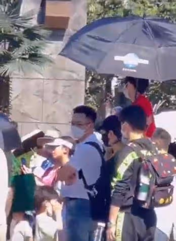 網友們在環球影城遇到黃曉明父子，把小海綿扛在肩上，父愛鋪天蓋地