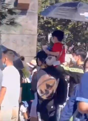 網友們在環球影城遇到黃曉明父子，把小海綿扛在肩上，父愛鋪天蓋地