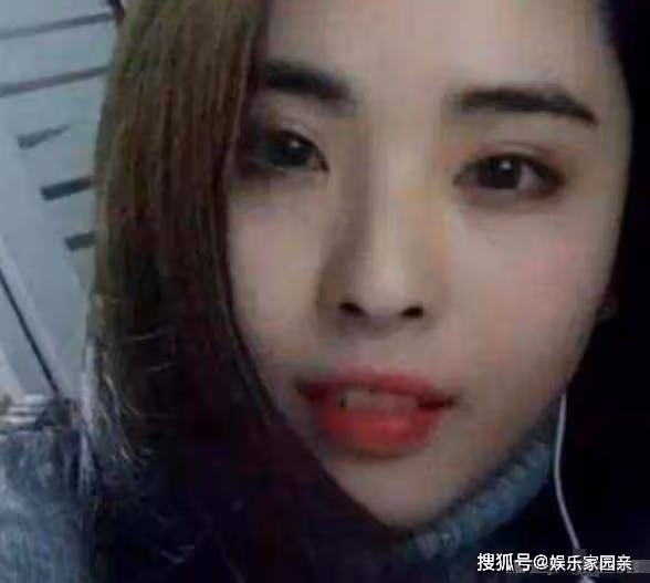 台上她是醜女「齙牙珍」，生活中的她卻神似王祖賢，如今生活美滿
