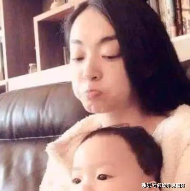 台上她是醜女「齙牙珍」，生活中的她卻神似王祖賢，如今生活美滿