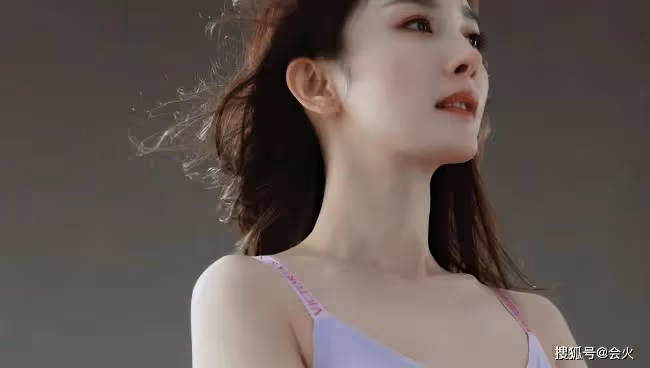 楊冪僅穿內衣拍性感大片 腹肌凸出身材傲人