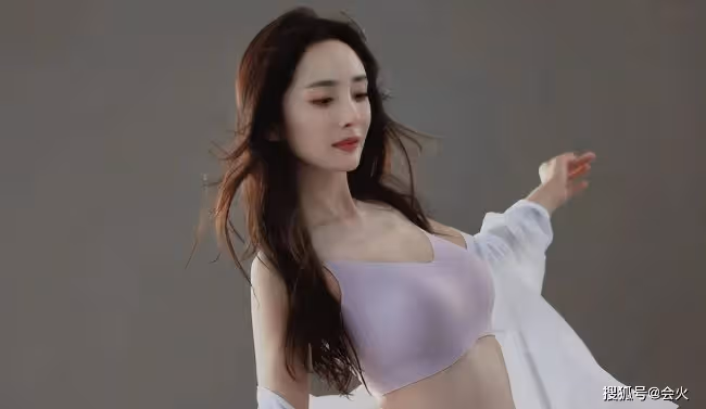 楊冪僅穿內衣拍性感大片 腹肌凸出身材傲人