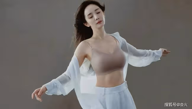 楊冪僅穿內衣拍性感大片 腹肌凸出身材傲人