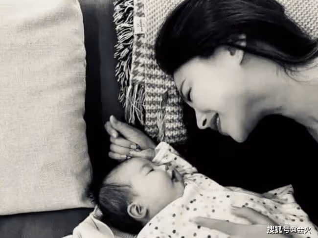 朱珠為1歲愛女隆重慶生 肚子一圈贅肉明顯