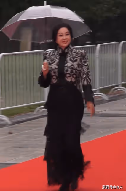 劉曉慶紅毯上指揮攝影師 面泛油光眼袋深重