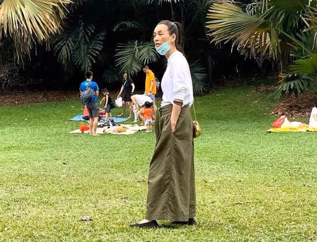 張庭現身新加坡模樣大變 身材暴瘦顴骨凸出