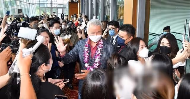 張庭現身新加坡模樣大變 身材暴瘦顴骨凸出