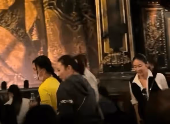 那英帶孩子與梁靜看歌劇被偶遇 女兒身高驚人