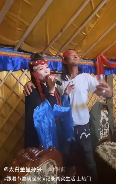 58歲孫興吃大餐太興奮!邊喝酒邊親昵摟女歌手,定居農村生活瀟灑