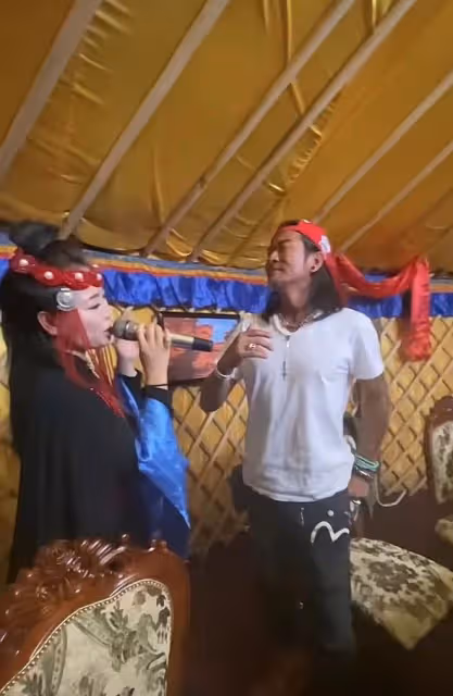 58歲孫興吃大餐太興奮!邊喝酒邊親昵摟女歌手,定居農村生活瀟灑