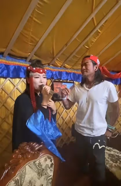 58歲孫興吃大餐太興奮!邊喝酒邊親昵摟女歌手,定居農村生活瀟灑