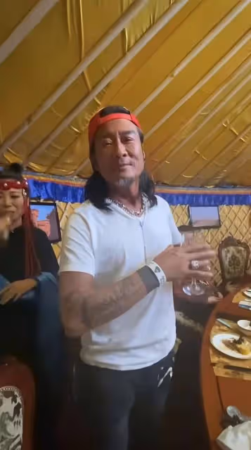 58歲孫興吃大餐太興奮!邊喝酒邊親昵摟女歌手,定居農村生活瀟灑