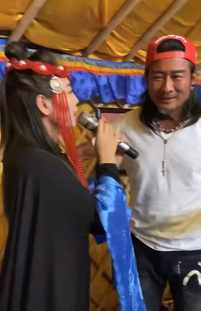 58歲孫興吃大餐太興奮!邊喝酒邊親昵摟女歌手,定居農村生活瀟灑