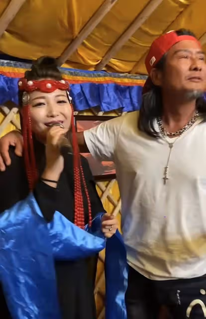 58歲孫興吃大餐太興奮!邊喝酒邊親昵摟女歌手,定居農村生活瀟灑