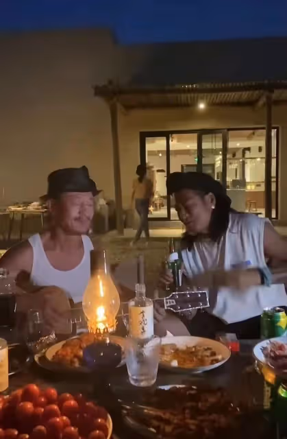 58歲孫興吃大餐太興奮!邊喝酒邊親昵摟女歌手,定居農村生活瀟灑