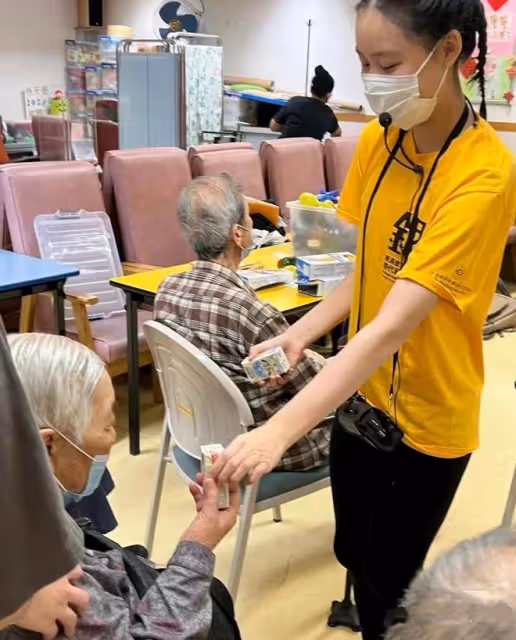 劉鑾雄呂麗君女兒曝近況,開通內地帳號曬美照,長相與爸爸似複製