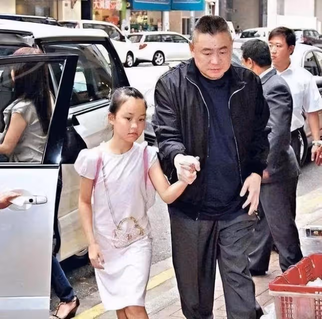 劉鑾雄呂麗君女兒曝近況,開通內地帳號曬美照,長相與爸爸似複製