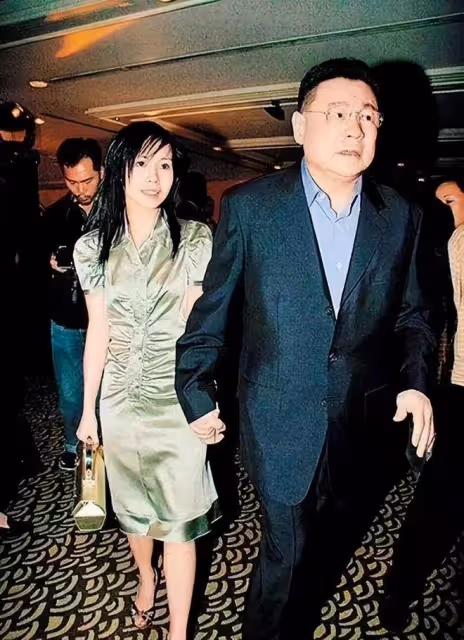 劉鑾雄呂麗君女兒曝近況,開通內地帳號曬美照,長相與爸爸似複製