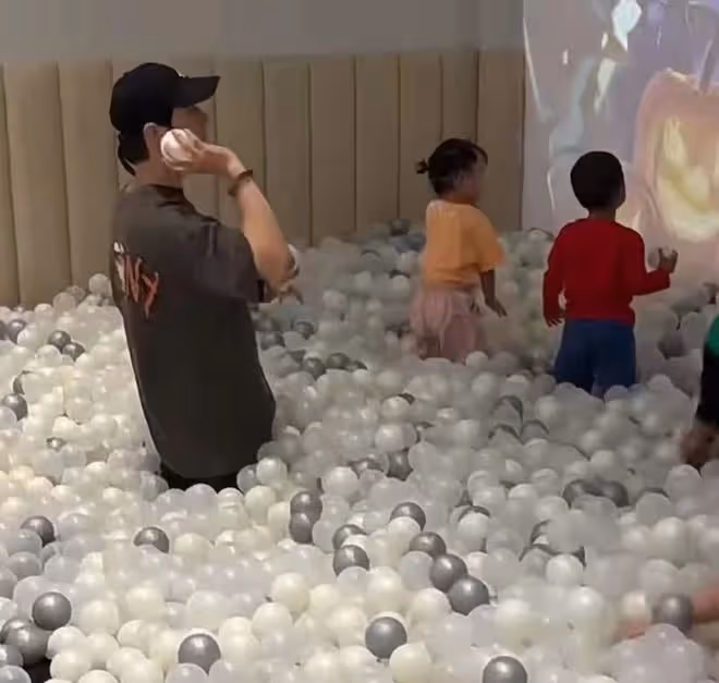 黃曉明帶娃現身親子餐廳,5歲小海綿打扮時尚,側臉曝光酷似爸爸