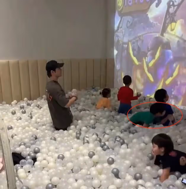 黃曉明帶娃現身親子餐廳,5歲小海綿打扮時尚,側臉曝光酷似爸爸
