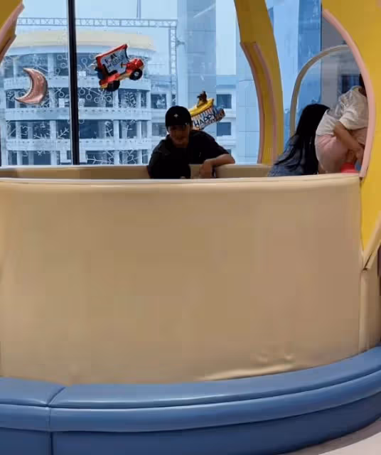黃曉明帶娃現身親子餐廳,5歲小海綿打扮時尚,側臉曝光酷似爸爸