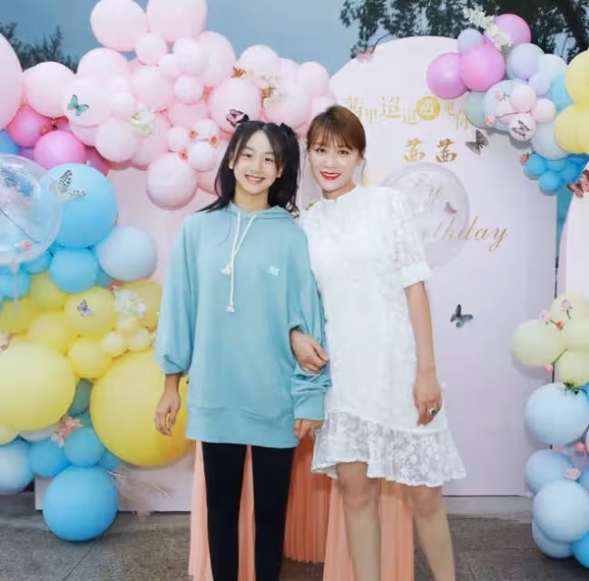 田亮為妻子慶38歲生日,一家四口甜蜜同框,森碟1米7身高惹人羨