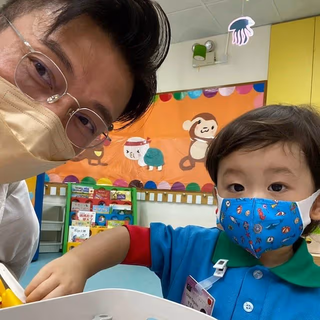 陳山聰棄名校讀隱幼兒園　送兒子上學依依不捨