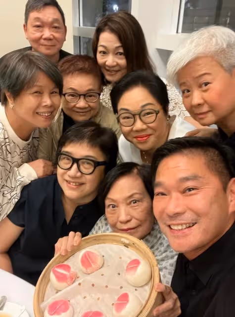 推自傳籌得50萬善款!知名老戲骨久違亮相,曝要靠標靶藥控制病情