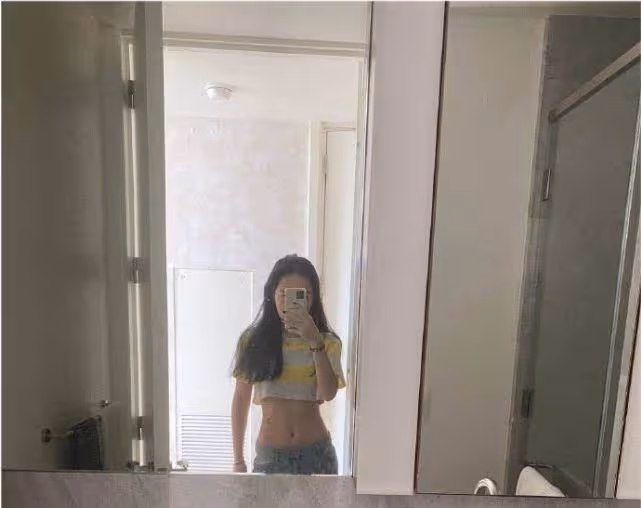 有種「穿衣大膽」叫李詠女兒！一襲吊帶出鏡身材好辣，白皙膚色純美動人，五官精緻長相太像詠哥