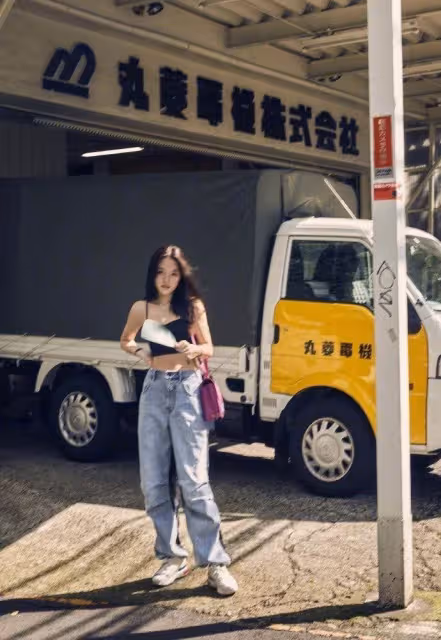 有種「穿衣大膽」叫李詠女兒！一襲吊帶出鏡身材好辣，白皙膚色純美動人，五官精緻長相太像詠哥