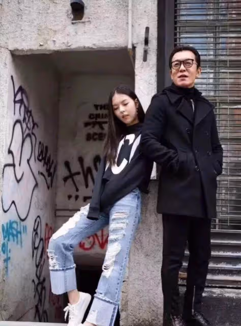 有種「穿衣大膽」叫李詠女兒！一襲吊帶出鏡身材好辣，白皙膚色純美動人，五官精緻長相太像詠哥