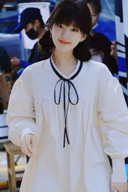 《偷偷藏不住》一波三折終開機！趙露思化身軟萌女學生，校服美圖流出驚艷全網