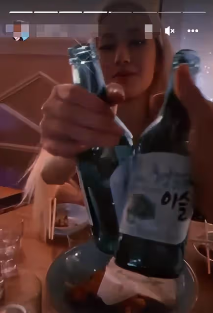 韋唯大兒子國外玩太嗨，與美女喝交杯酒一口悶，飯桌上擺10多瓶酒