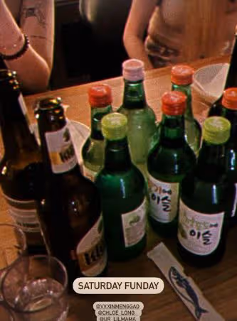 韋唯大兒子國外玩太嗨，與美女喝交杯酒一口悶，飯桌上擺10多瓶酒