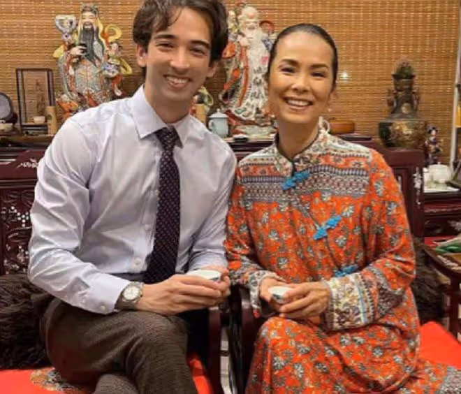 韋唯大兒子國外玩太嗨，與美女喝交杯酒一口悶，飯桌上擺10多瓶酒