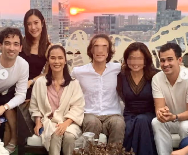 韋唯大兒子國外玩太嗨，與美女喝交杯酒一口悶，飯桌上擺10多瓶酒