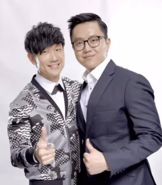 林俊傑富豪親哥二婚！歸寧宴場地破舊似農村吃席，JJ獻唱變演唱會