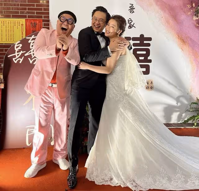 林俊傑富豪親哥二婚！歸寧宴場地破舊似農村吃席，JJ獻唱變演唱會