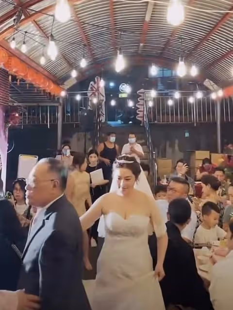 林俊傑富豪親哥二婚！歸寧宴場地破舊似農村吃席，JJ獻唱變演唱會