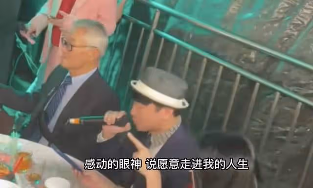 林俊傑富豪親哥二婚！歸寧宴場地破舊似農村吃席，JJ獻唱變演唱會
