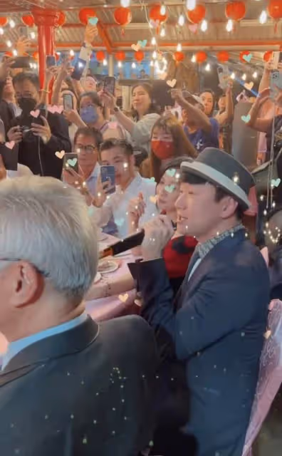 林俊傑富豪親哥二婚！歸寧宴場地破舊似農村吃席，JJ獻唱變演唱會