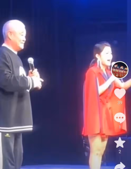 64歲趙本山精神抖擻開唱，肚腩凸出嗓音洪亮，身旁女搭檔面露嫌棄